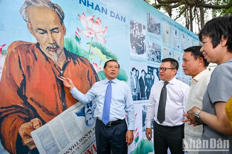 Báo Nhân Dân khai mạc triển lãm và ra mắt ấn phẩm đặc biệt kỷ niệm 135 năm Ngày sinh Chủ tịch Hồ Chí Minh