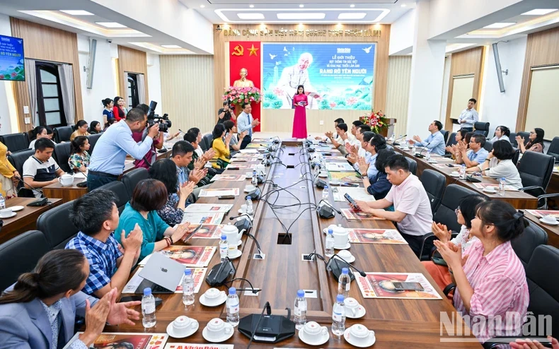 Báo Nhân Dân khai mạc triển lãm và ra mắt ấn phẩm đặc biệt kỷ niệm 135 năm Ngày sinh Chủ tịch Hồ Chí Minh