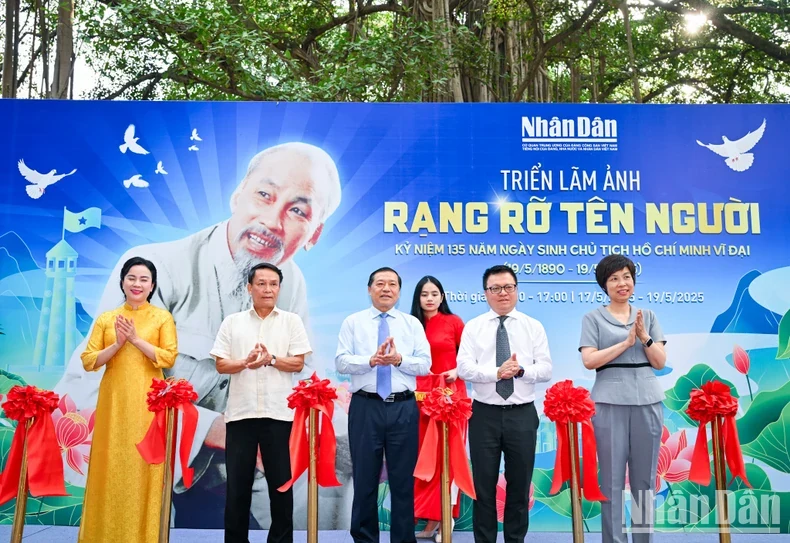 Báo Nhân Dân khai mạc triển lãm và ra mắt ấn phẩm đặc biệt kỷ niệm 135 năm Ngày sinh Chủ tịch Hồ Chí Minh