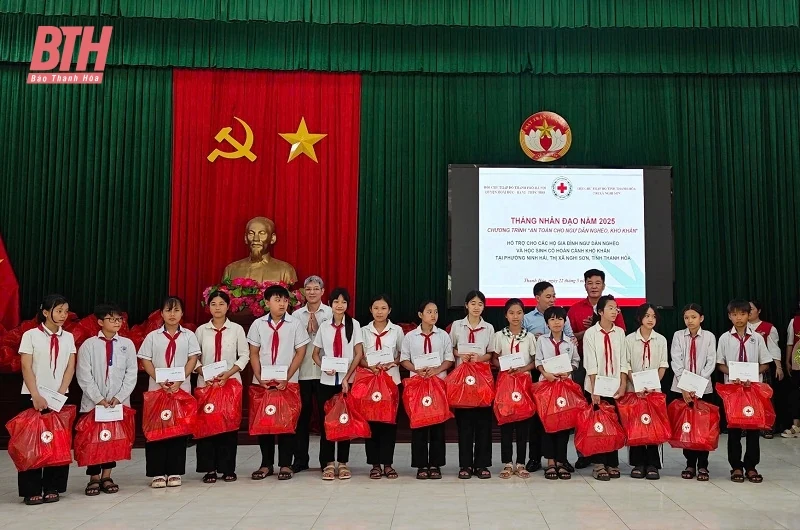 Trao quà cho ngư dân và học sinh có hoàn cảnh khó khăn tại thị xã Nghi Sơn