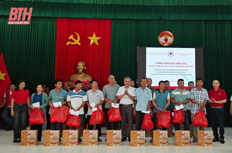 Trao quà cho ngư dân và học sinh có hoàn cảnh khó khăn tại thị xã Nghi Sơn