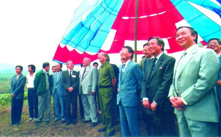 ĐỒNG CHÍ TRẦN ĐỨC LƯƠNG - NHÀ LÃNH ĐẠO CÓ NHIỀU ĐÓNG GÓP QUAN TRỌNG CHO SỰ NGHIỆP ĐỔI MỚI, PHÁT TRIỂN ĐẤT NƯỚC VÀ BẢO VỆ TỔ QUỐC- Ảnh 3. Đồng chí Trần Đức Lương - Nhà lãnh đạo có nhiều đóng góp quan trọng cho sự nghiệp đổi mới, phát triển đất nước và bảo vệ Tổ quốc