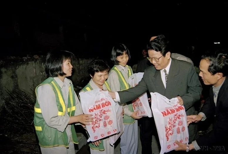 ĐỒNG CHÍ TRẦN ĐỨC LƯƠNG - NHÀ LÃNH ĐẠO CÓ NHIỀU ĐÓNG GÓP QUAN TRỌNG CHO SỰ NGHIỆP ĐỔI MỚI, PHÁT TRIỂN ĐẤT NƯỚC VÀ BẢO VỆ TỔ QUỐC- Ảnh 6. Đồng chí Trần Đức Lương - Nhà lãnh đạo có nhiều đóng góp quan trọng cho sự nghiệp đổi mới, phát triển đất nước và bảo vệ Tổ quốc