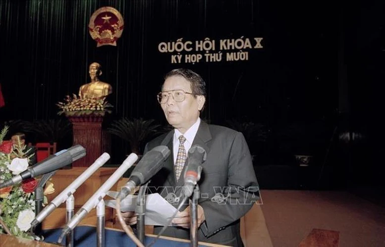 ĐỒNG CHÍ TRẦN ĐỨC LƯƠNG - NHÀ LÃNH ĐẠO CÓ NHIỀU ĐÓNG GÓP QUAN TRỌNG CHO SỰ NGHIỆP ĐỔI MỚI, PHÁT TRIỂN ĐẤT NƯỚC VÀ BẢO VỆ TỔ QUỐC- Ảnh 7. Đồng chí Trần Đức Lương - Nhà lãnh đạo có nhiều đóng góp quan trọng cho sự nghiệp đổi mới, phát triển đất nước và bảo vệ Tổ quốc