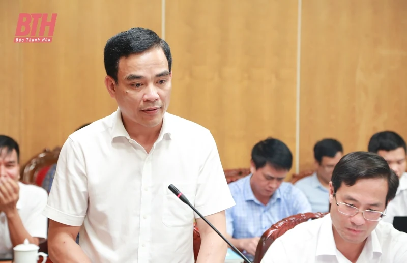 Phó Chủ tịch UBND tỉnh Lê Đức Giang nghe báo cáo một số nội dung của ngành Nông nghiệp và Môi trường