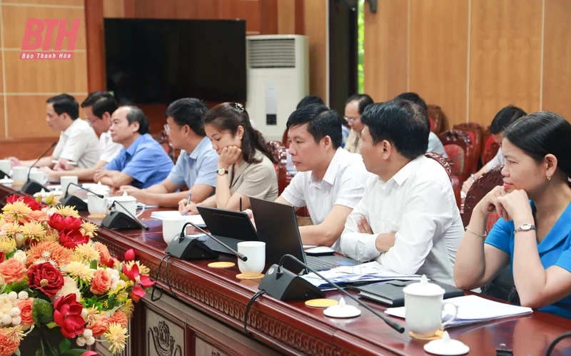 Phó Chủ tịch UBND tỉnh Lê Đức Giang nghe báo cáo một số nội dung của ngành Nông nghiệp và Môi trường