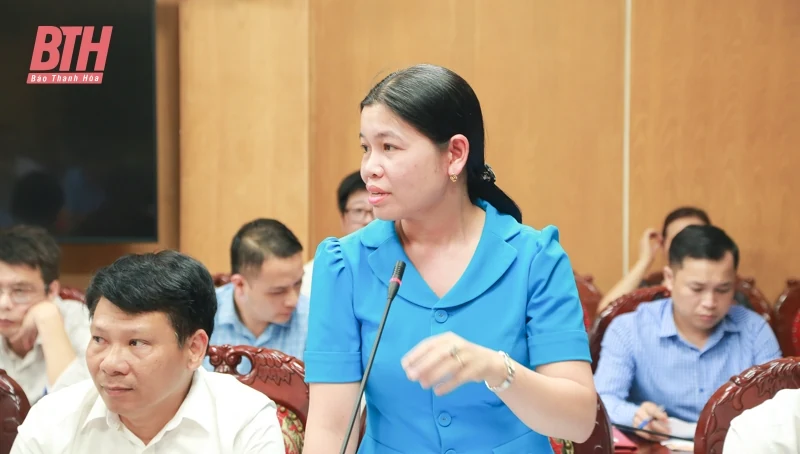 Phó Chủ tịch UBND tỉnh Lê Đức Giang nghe báo cáo một số nội dung của ngành Nông nghiệp và Môi trường