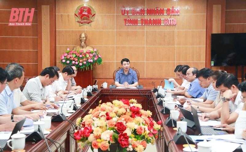 Phó Chủ tịch UBND tỉnh Lê Đức Giang nghe báo cáo một số nội dung của ngành Nông nghiệp và Môi trường