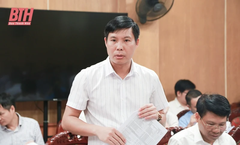 Phó Chủ tịch UBND tỉnh Lê Đức Giang nghe báo cáo một số nội dung của ngành Nông nghiệp và Môi trường