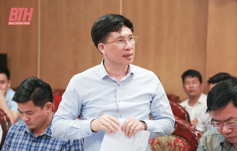 Phó Chủ tịch UBND tỉnh Lê Đức Giang nghe báo cáo một số nội dung của ngành Nông nghiệp và Môi trường