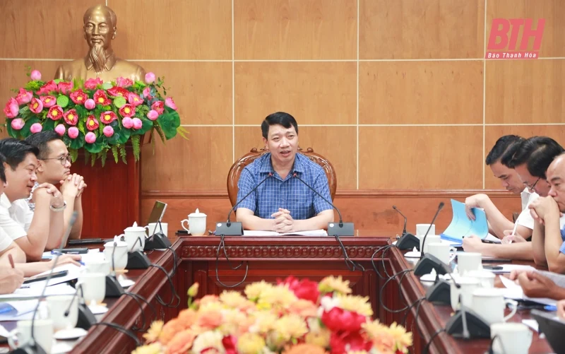 Phó Chủ tịch UBND tỉnh Lê Đức Giang nghe báo cáo một số nội dung của ngành Nông nghiệp và Môi trường