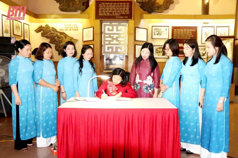 Đoàn công tác của Hội LHPN Việt Nam dâng hương tại một số địa danh trên địa bàn tỉnh Thanh Hóa