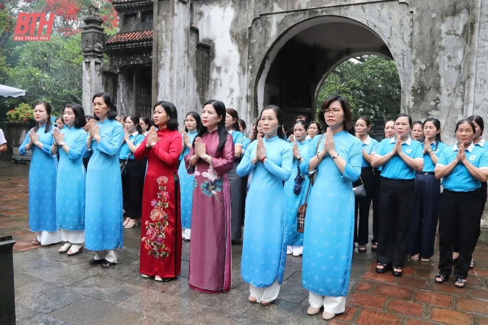 Đoàn công tác của Hội LHPN Việt Nam dâng hương tại một số địa danh trên địa bàn tỉnh Thanh Hóa