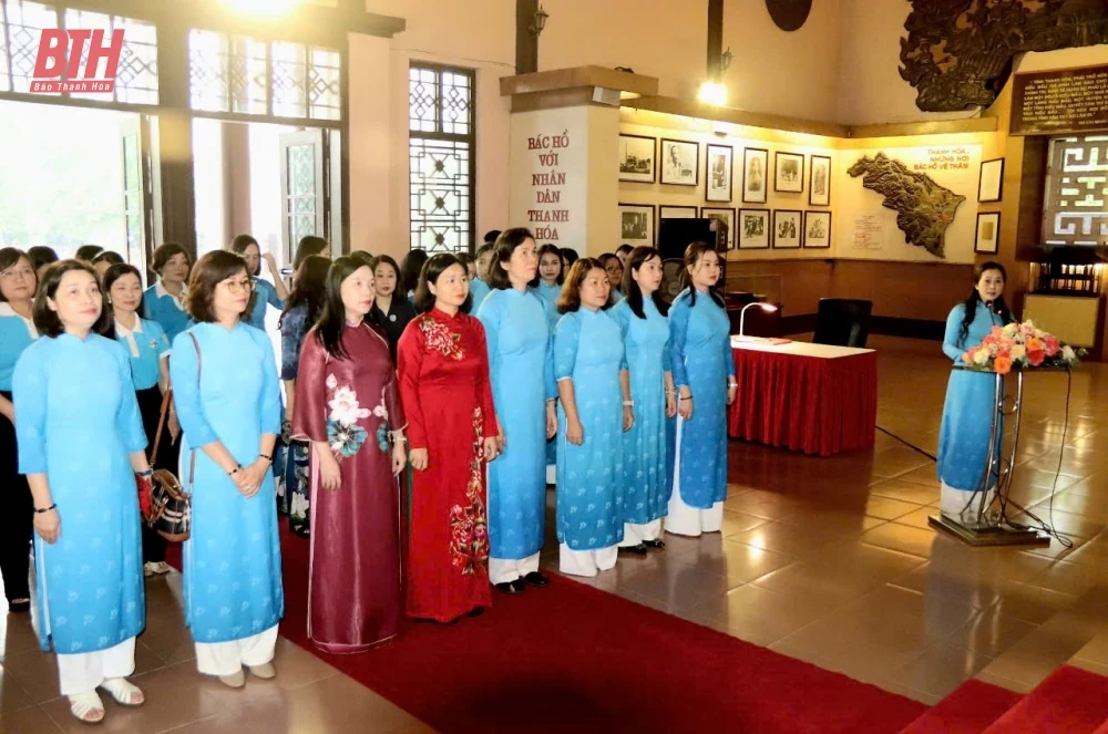 Đoàn công tác của Hội LHPN Việt Nam dâng hương tại một số địa danh trên địa bàn tỉnh Thanh Hóa