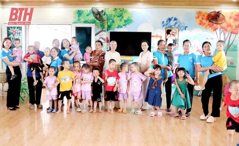 Chủ tịch Hội LHPN tỉnh tặng quà cho trẻ mồ côi ở Chùa Hồi Long