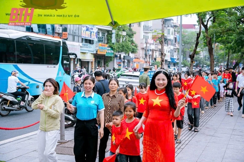 Chủ tịch Hội LHPN tỉnh tặng quà cho trẻ mồ côi ở Chùa Hồi Long