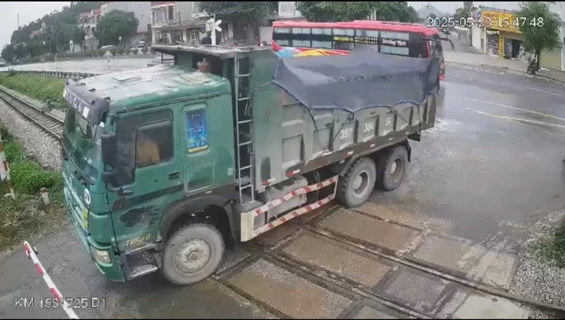 Tước giấy phép lái xe đối với tài xế vượt đường sắt, gây hư hỏng gác chắn