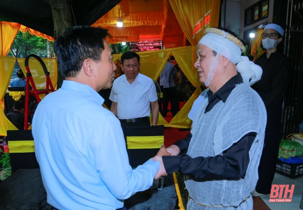 Các đồng chí lãnh đạo tỉnh viếng đồng chí Trần Đình Lăng, nguyên Phó Chủ tịch Thường trực UBND tỉnh