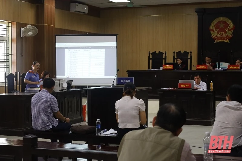 Chuyển khung hình phạt đối với bị cáo liên quan đến tội “Sử dụng con dấu, tài liệu giả của cơ quan tổ chức”