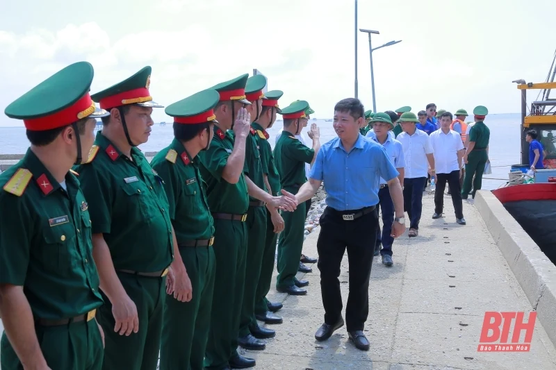 Sở Nông nghiệp và Môi trường thăm, tặng quà cho cán bộ, chiến sỹ Đảo Nẹ