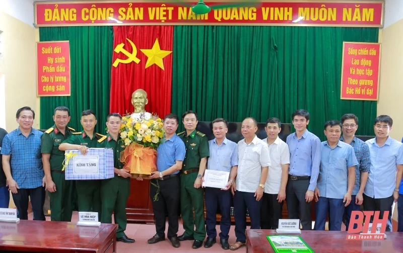 Sở Nông nghiệp và Môi trường thăm, tặng quà cho cán bộ, chiến sỹ Đảo Nẹ