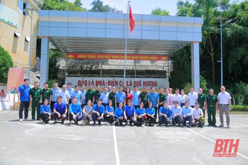 Sở Nông nghiệp và Môi trường thăm, tặng quà cho cán bộ, chiến sỹ Đảo Nẹ