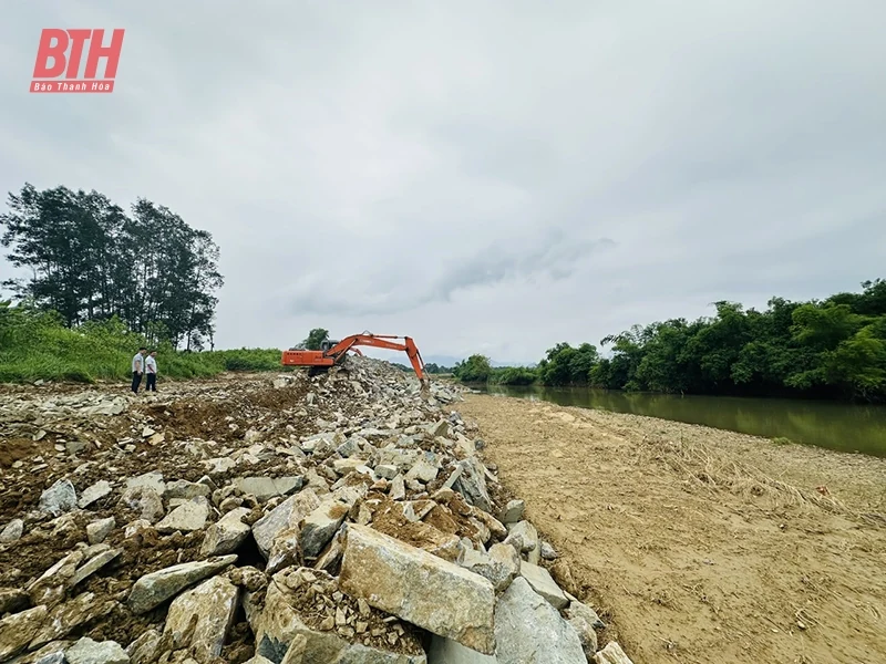 Gấp rút xử lý sự cố sạt lở bờ hữu sông Âm