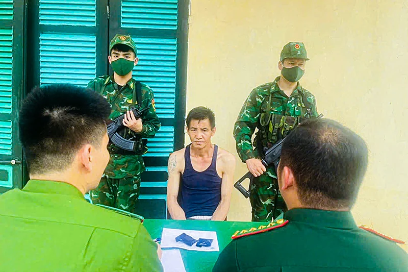 Bắt quả tang đối tượng người Lào mua bán trái phép 400 viên ma túy tổng hợp