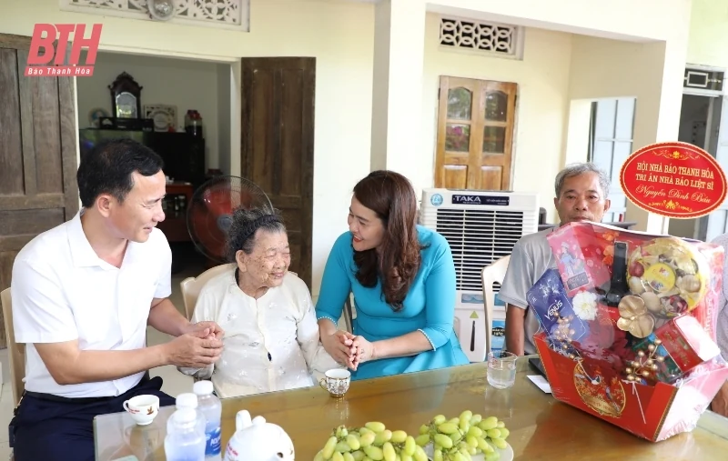 Hội Nhà báo tỉnh thăm, tặng quà thân nhân các nhà báo liệt sĩ