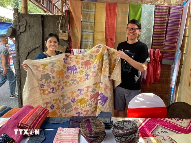 Nghề dệt truyền thống: Thổ cẩm của người Thái vươn tầm du lịch xứ Nghệ