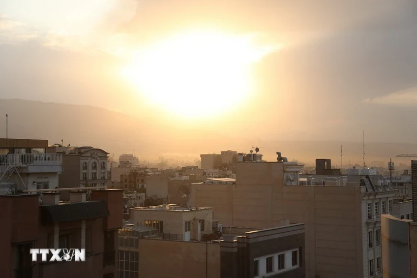 Nhiều nước đóng cửa không phận, các hãng hàng không chuyển hướng bay khỏi Iran