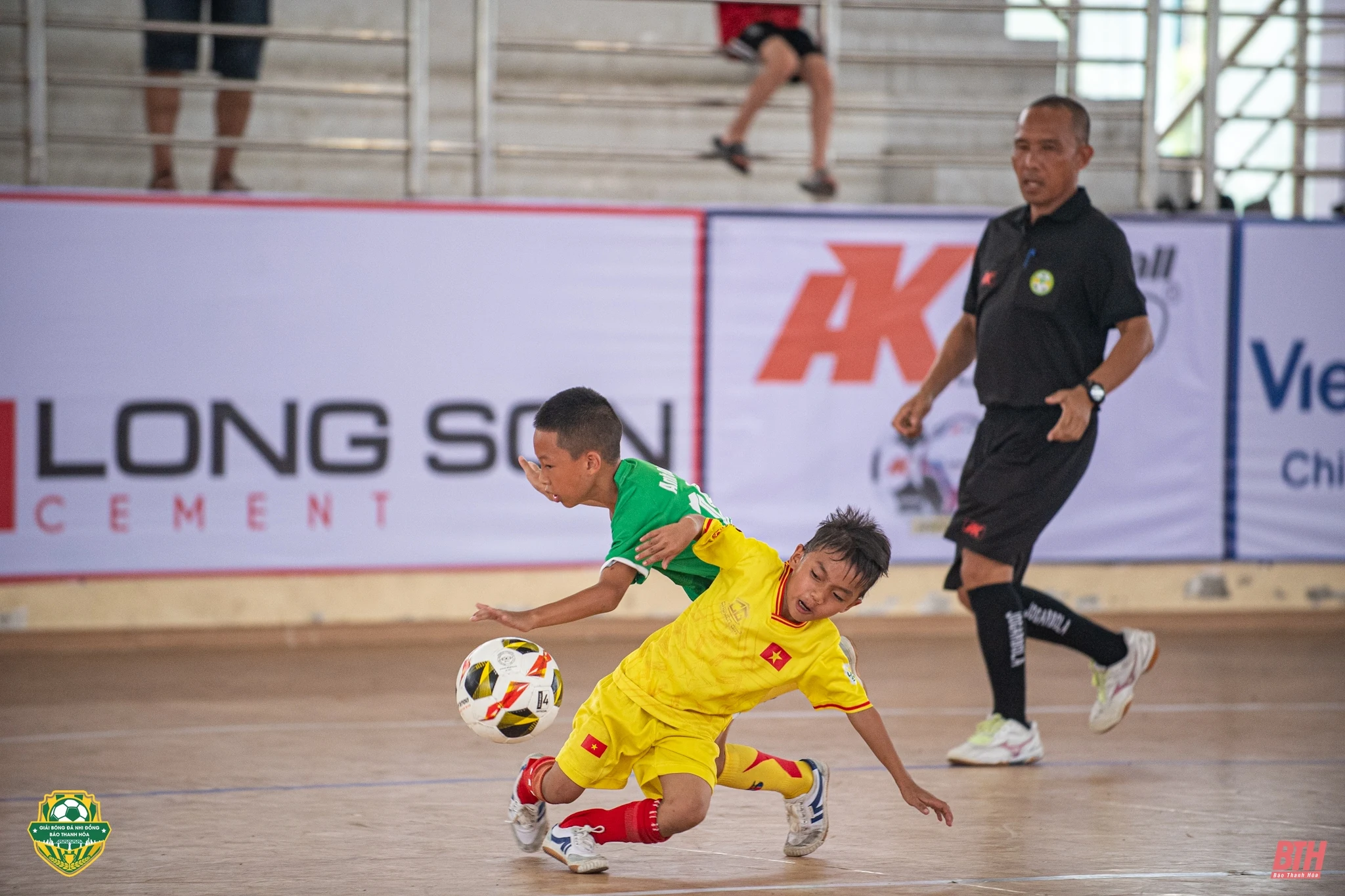 Gay cấn cuộc đua giành vé tứ kết lứa tuổi U8 sau lượt trận sáng 9/6