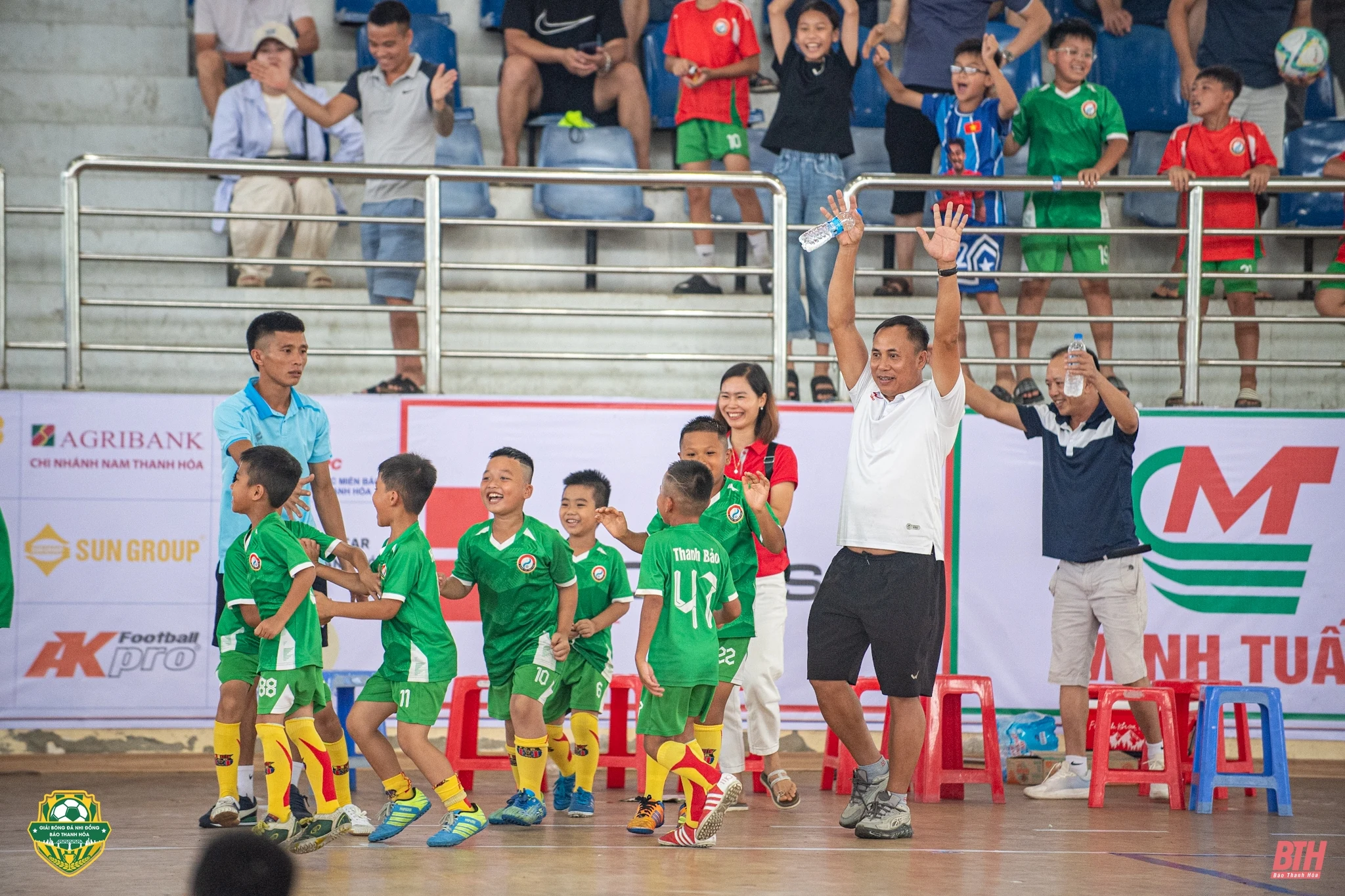 Gay cấn cuộc đua giành vé tứ kết lứa tuổi U8 sau lượt trận sáng 9/6