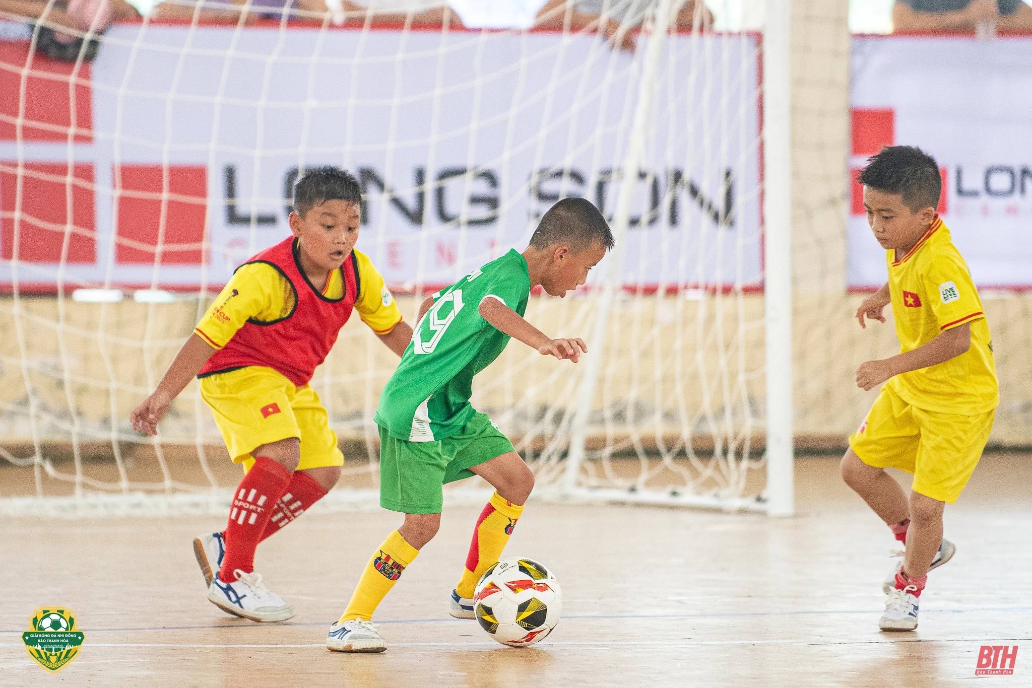 Gay cấn cuộc đua giành vé tứ kết lứa tuổi U8 sau lượt trận sáng 9/6