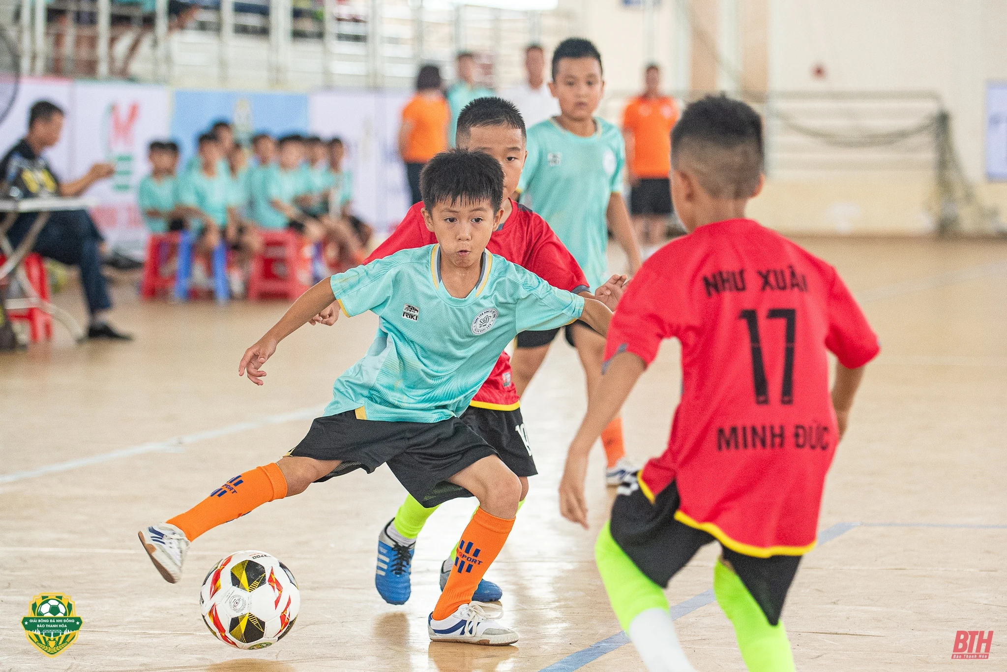 Gay cấn cuộc đua giành vé tứ kết lứa tuổi U8 sau lượt trận sáng 9/6