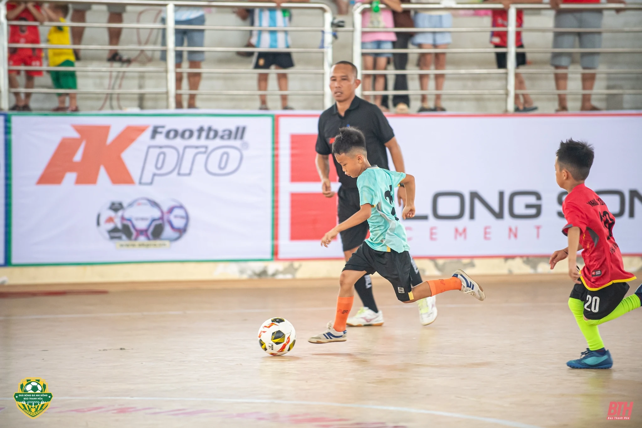 Gay cấn cuộc đua giành vé tứ kết lứa tuổi U8 sau lượt trận sáng 9/6