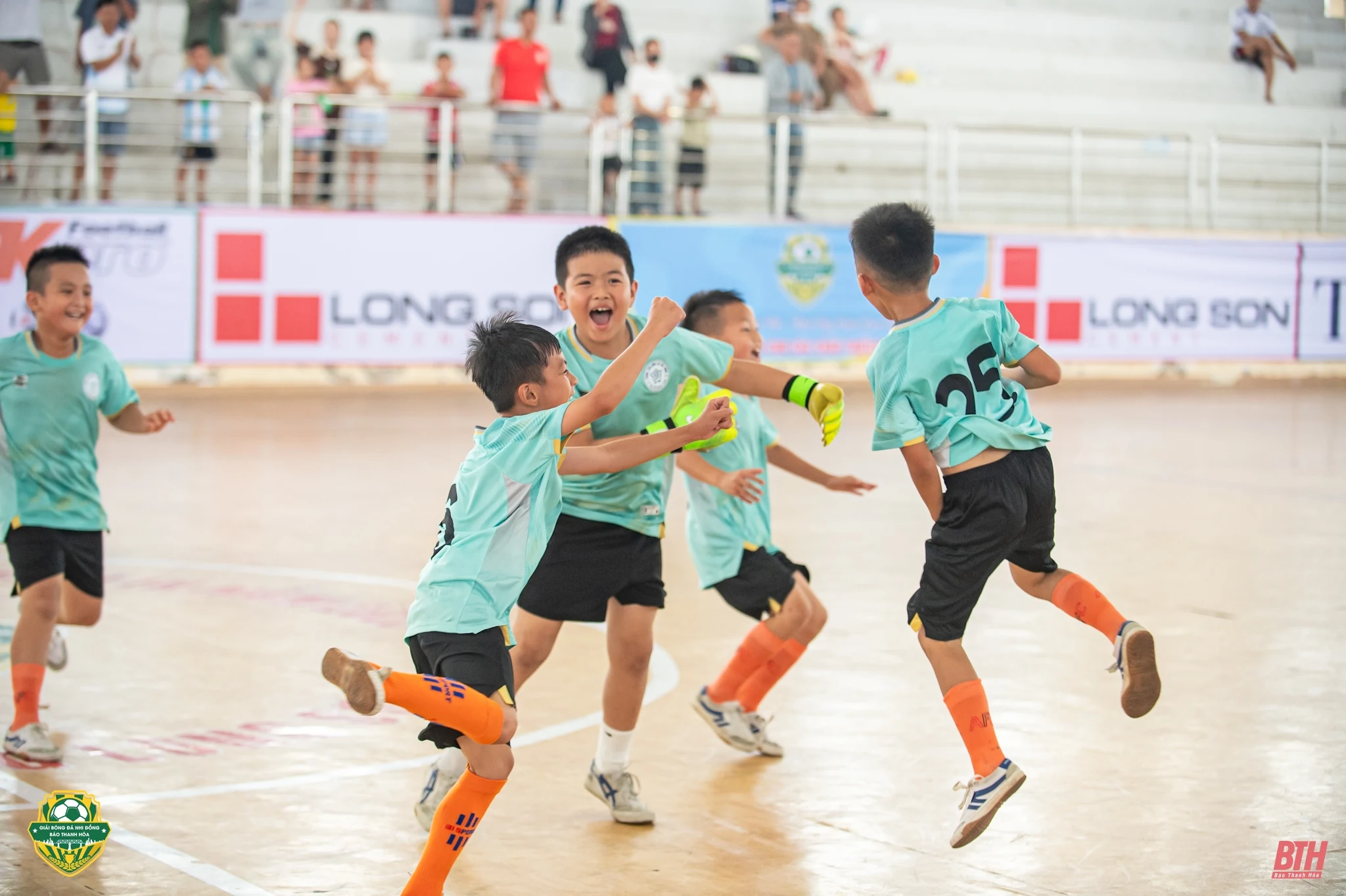 Gay cấn cuộc đua giành vé tứ kết lứa tuổi U8 sau lượt trận sáng 9/6