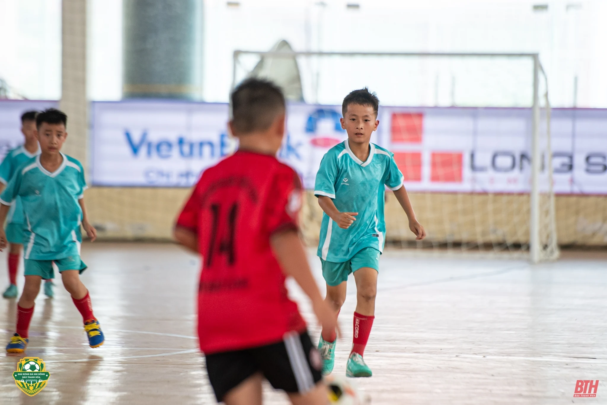 Gay cấn cuộc đua giành vé tứ kết lứa tuổi U8 sau lượt trận sáng 9/6