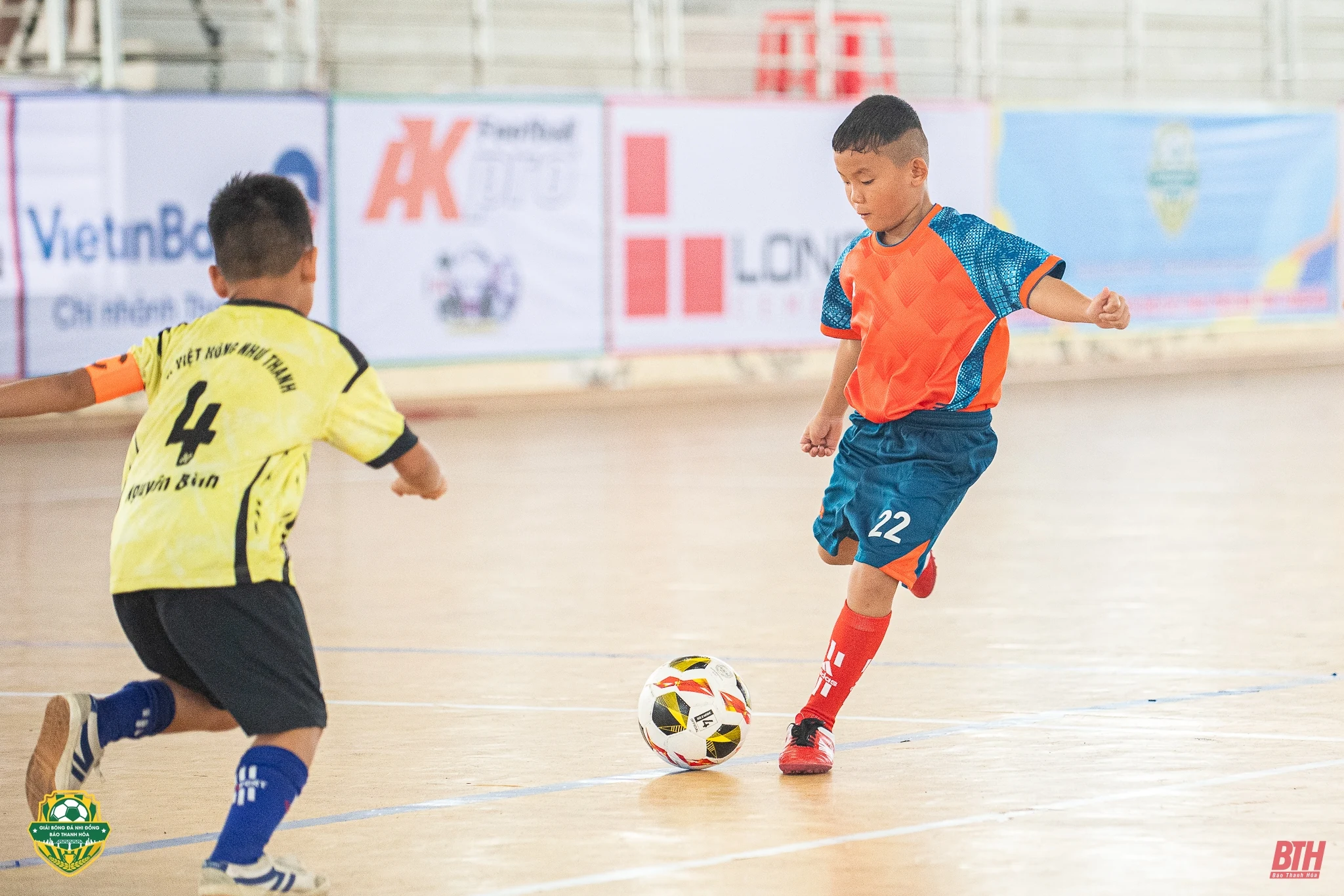 Nơi trái bóng thắp sáng giấc mơ tuổi thơ vùng cao