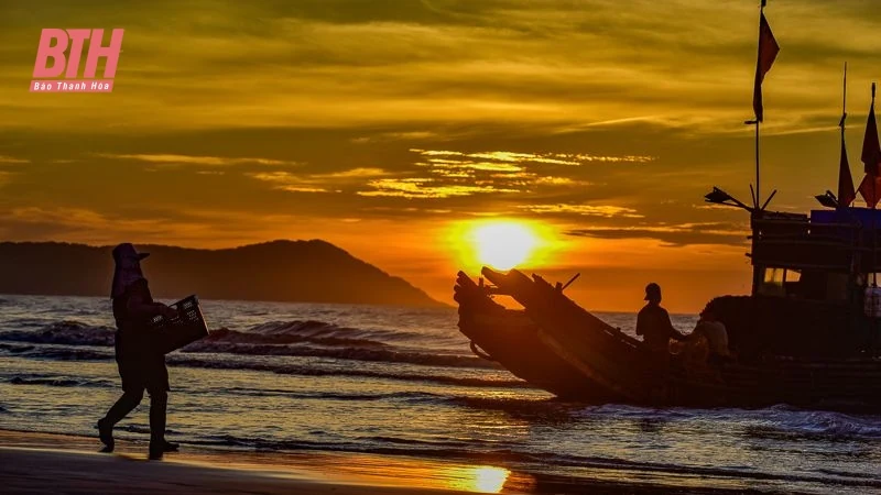 Bình minh ở làng chài ven biển xứ Thanh