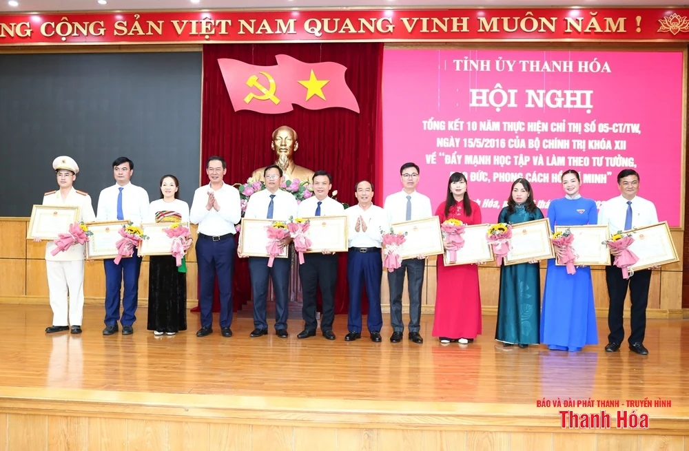 Thực hiện tốt việc kết hợp giữa học tập và làm theo Bác với thực hiện nhiệm vụ chính trị của tỉnh và các địa phương, đơn vị