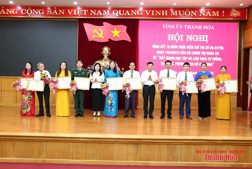 Thực hiện tốt việc kết hợp giữa học tập và làm theo Bác với thực hiện nhiệm vụ chính trị của tỉnh và các địa phương, đơn vị