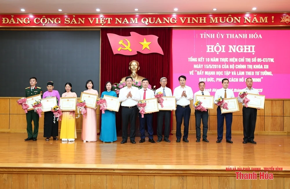 Thực hiện tốt việc kết hợp giữa học tập và làm theo Bác với thực hiện nhiệm vụ chính trị của tỉnh và các địa phương, đơn vị