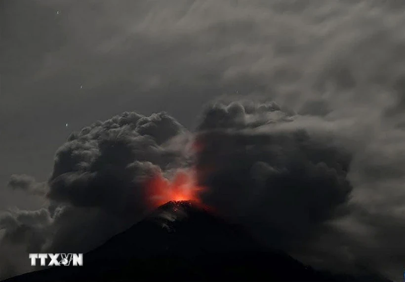 Indonesia: Núi lửa Lewotobi Laki-Laki phun trào, tạo ra cột tro bụi cao 10km