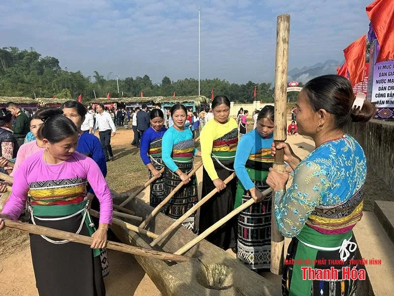 Rộn ràng... khua luống