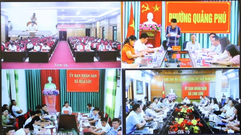 Phó Chủ tịch UBND tỉnh Mai Xuân Liêm chủ trì hội nghị tiếp công dân trực tuyến