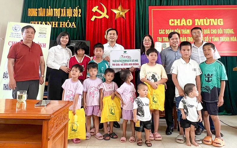 Hơn 1.600 lon sữa được trao cho trẻ em có hoàn cảnh đặc biệt