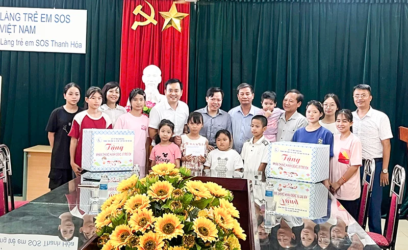 Hơn 1.600 lon sữa được trao cho trẻ em có hoàn cảnh đặc biệt