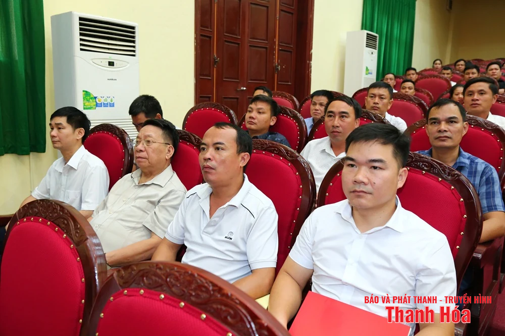 Phó Bí thư Thường trực Tỉnh ủy, Chủ tịch HĐND tỉnh, Trưởng Đoàn ĐBQH tỉnh Lại Thế Nguyên tiếp xúc cử tri xã Quan Sơn