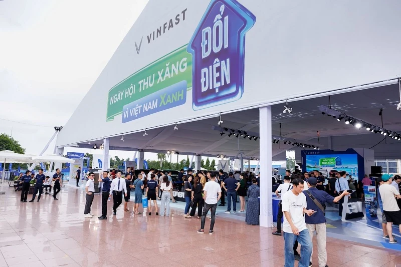 Đổi xăng - Lấy điện: Người Hà Nội hào hứng lên đời xe điện VinFast với loạt ưu đãi “khó cưỡng”